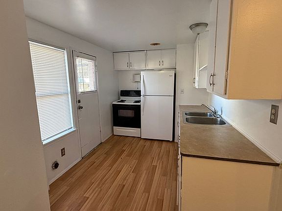 3rd image of 317 Gladstone St #1/2