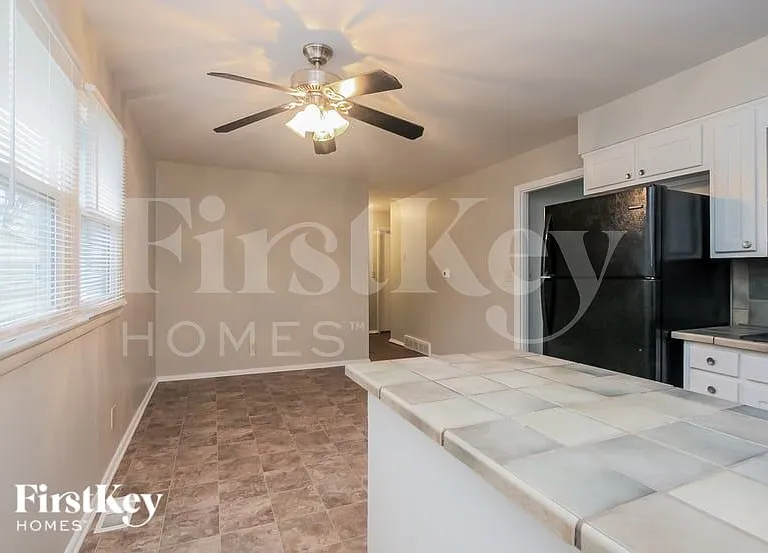 6045 N Alton Ave — Photo 4