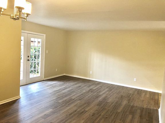 3rd image of 1462 E Tanners Creek Dr