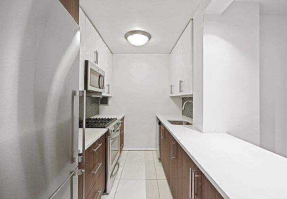 4th image of 330 W 58th St APT 14L
