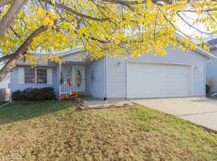 32 Edgewood Ct, Bloomington, IL 61701