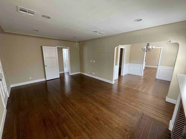 4432 Bakman Ave — Photo 3