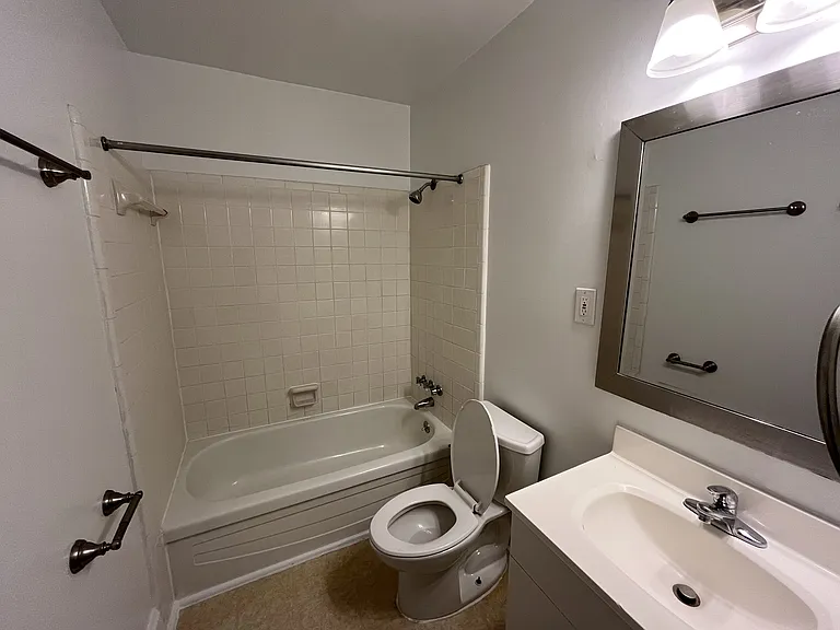 Georgetown Manor — Photo 8