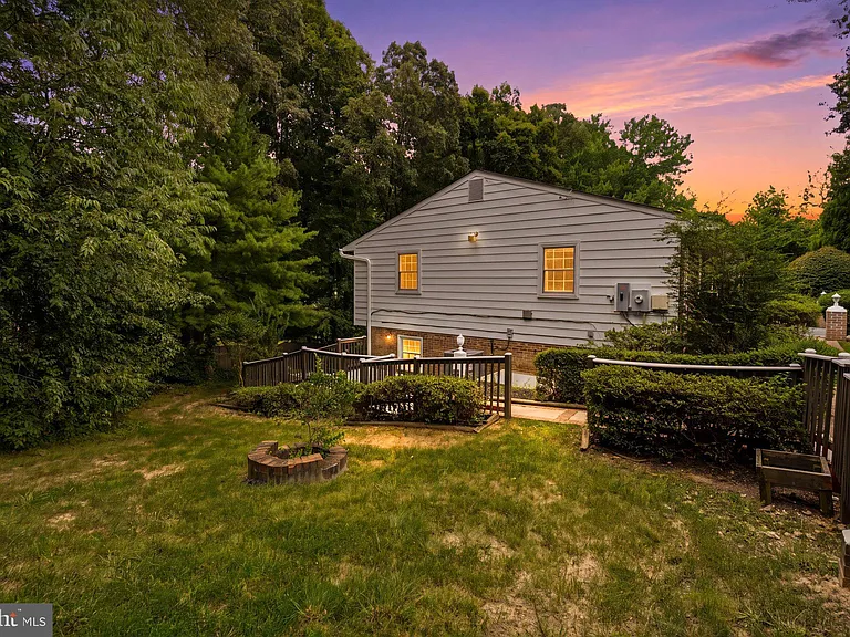 4915 Powell Rd — Photo 2