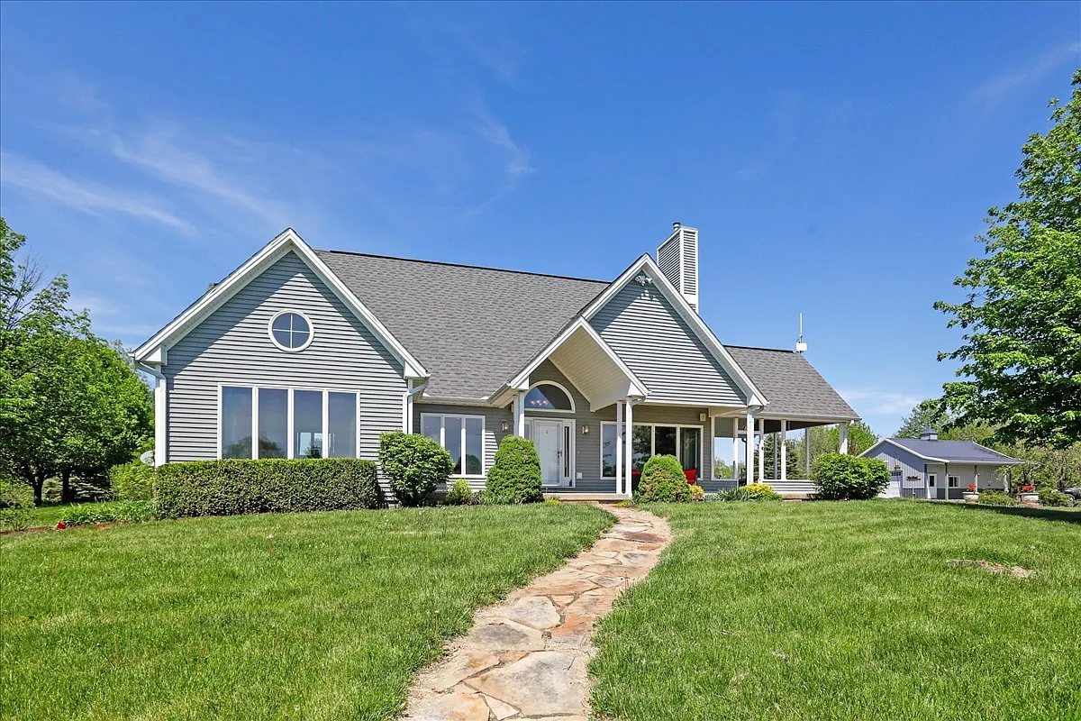 2669 Private Access 374 E photo 1