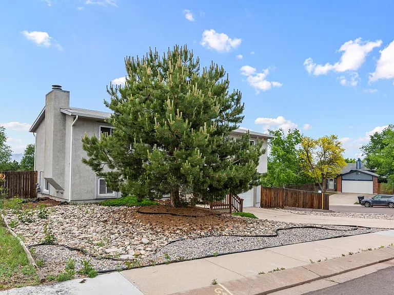4303 Eastcrest Cir W — Photo 3