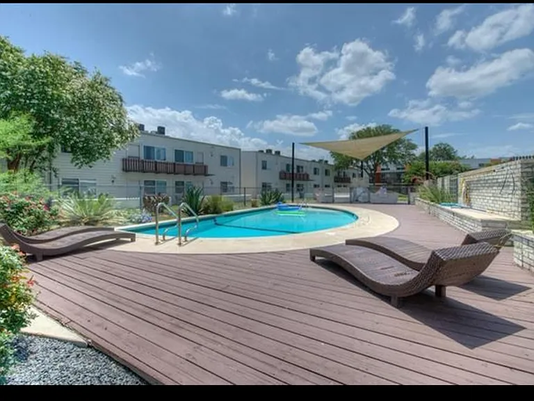 2200 Dickson Dr #101 — Photo 33