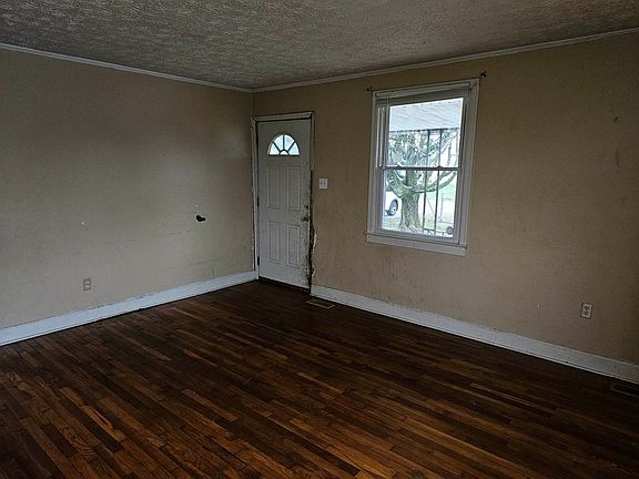 4th image of 221 S Park St