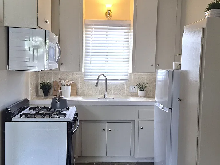 Best-Priced Studios At 1030 W. Olive Ave., Burbank, Ca 91506 — Photo 15