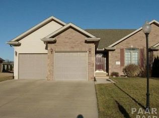 118 Ironwood Dr, Pekin, IL 61554