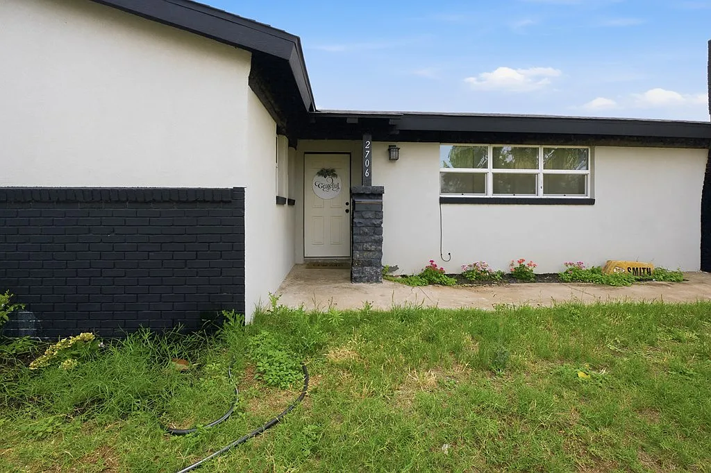 3 bed, 2.0 bath, 1467 sqft, $2,400 — Photo 3