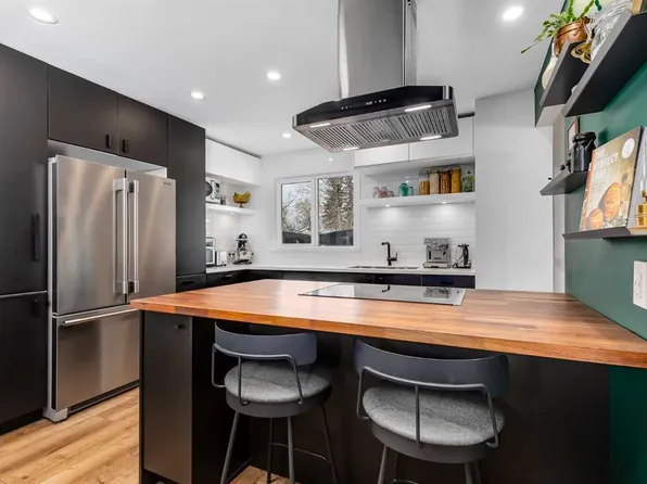 3011 W 32a Ave SE, Calgary, AB T2B 0J4