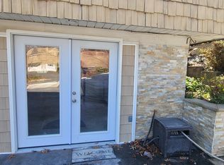 426 Bread And Cheese Hollow Rd #2, Northport, NY 11768