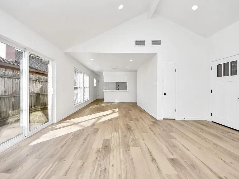 3305 Avenue R — Photo 4