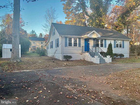 3rd image of 114 W Hawthorne Dr