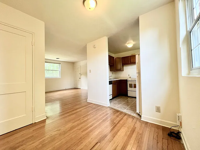 Lindley Park Manor — Photo 16