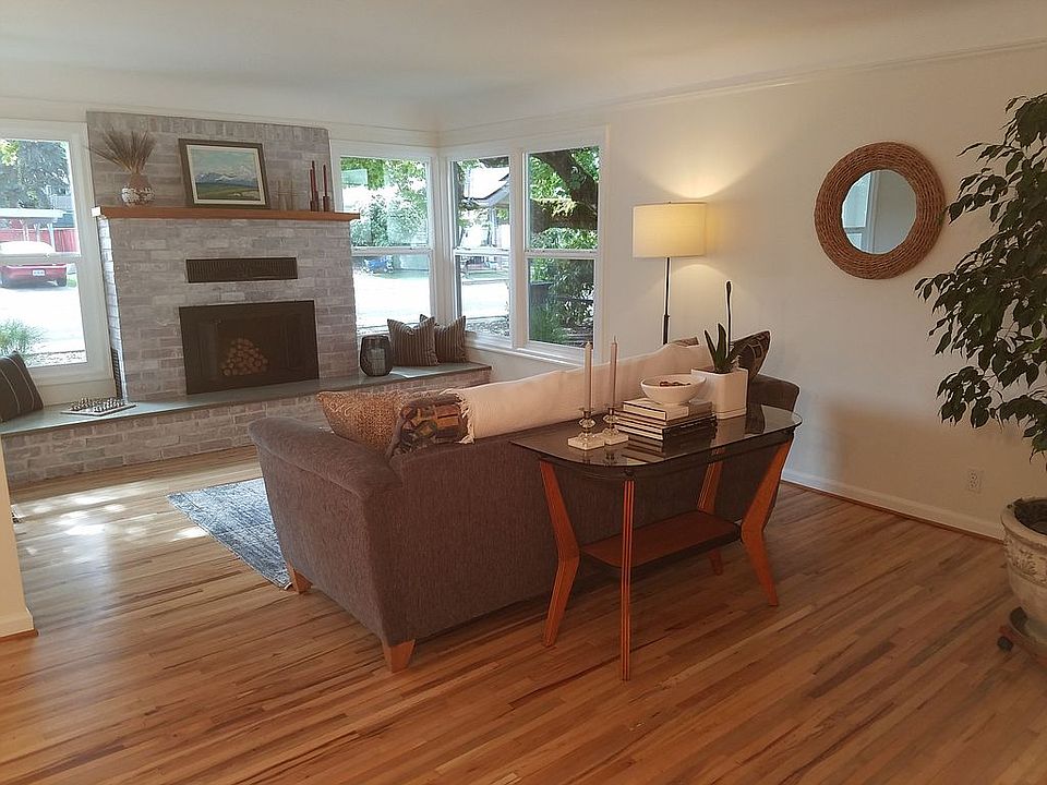 2nd image of 3635 SE Filbert St