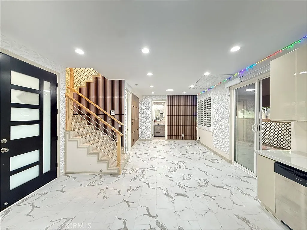 3 bed, 1200 sqft, $3,200 — Photo 2