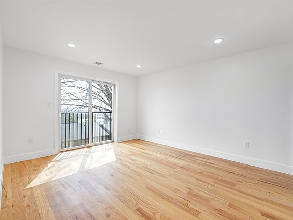 3rd image of 270 Lafayette Ave #2