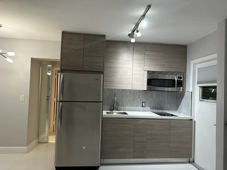 323 Washington Ave #12 — Photo 4