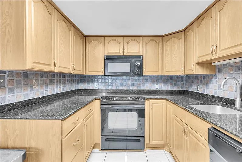 1 bed, 1.5 bath, 915 sqft, $1,900 — Photo 3