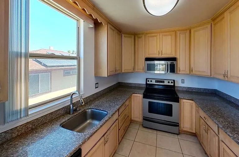 373 Staten Ave — Photo 4