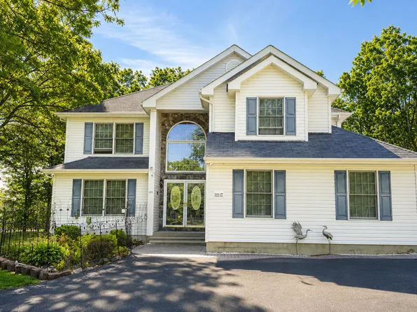 135 Mountain Top Cir, Bushkill, PA 18324
