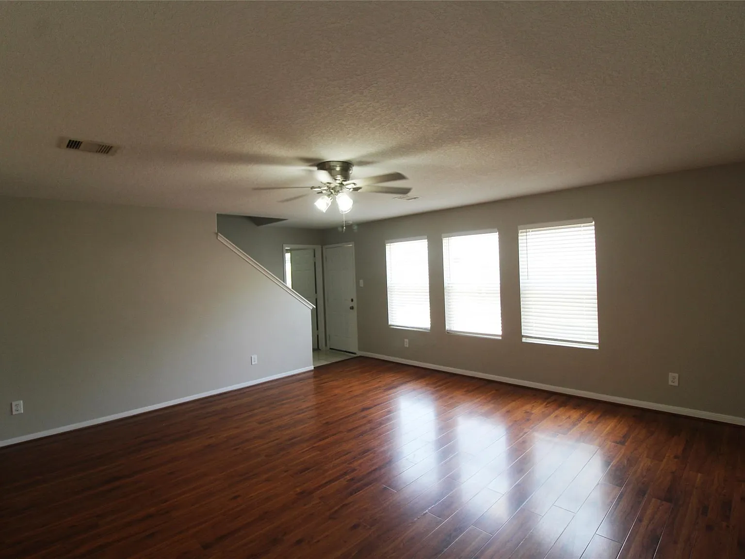 5 bed, 3.0 bath, 2200 sqft, $2,300 — Photo 3
