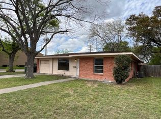 2102 E Poplar Ave, Victoria, TX 77901