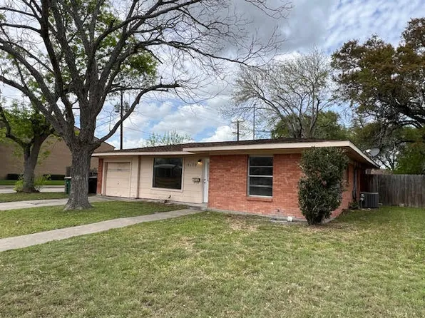 2102 E Poplar Ave, Victoria, TX 77901