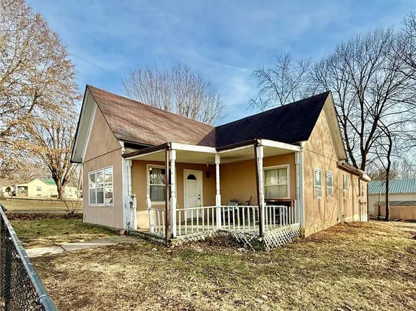 107 E 2nd St, Dearborn, MO 64439