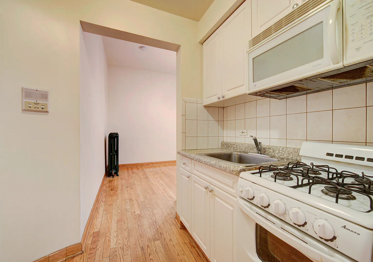 Studio, 300 sqft, $1,250 — Photo 3