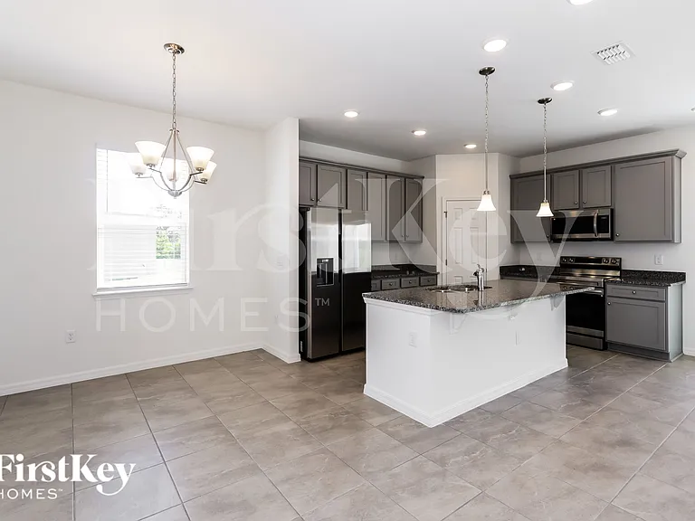 340 Corbel Ln — Photo 3