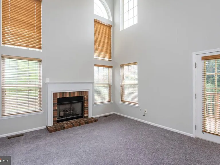 105 Farrington Ct — Photo 7