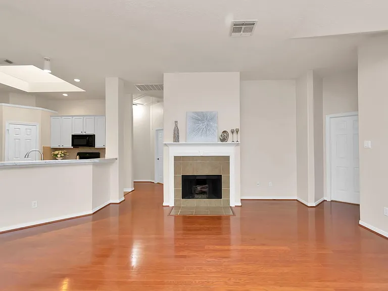 16510 Bluff Springs Dr — Photo 25