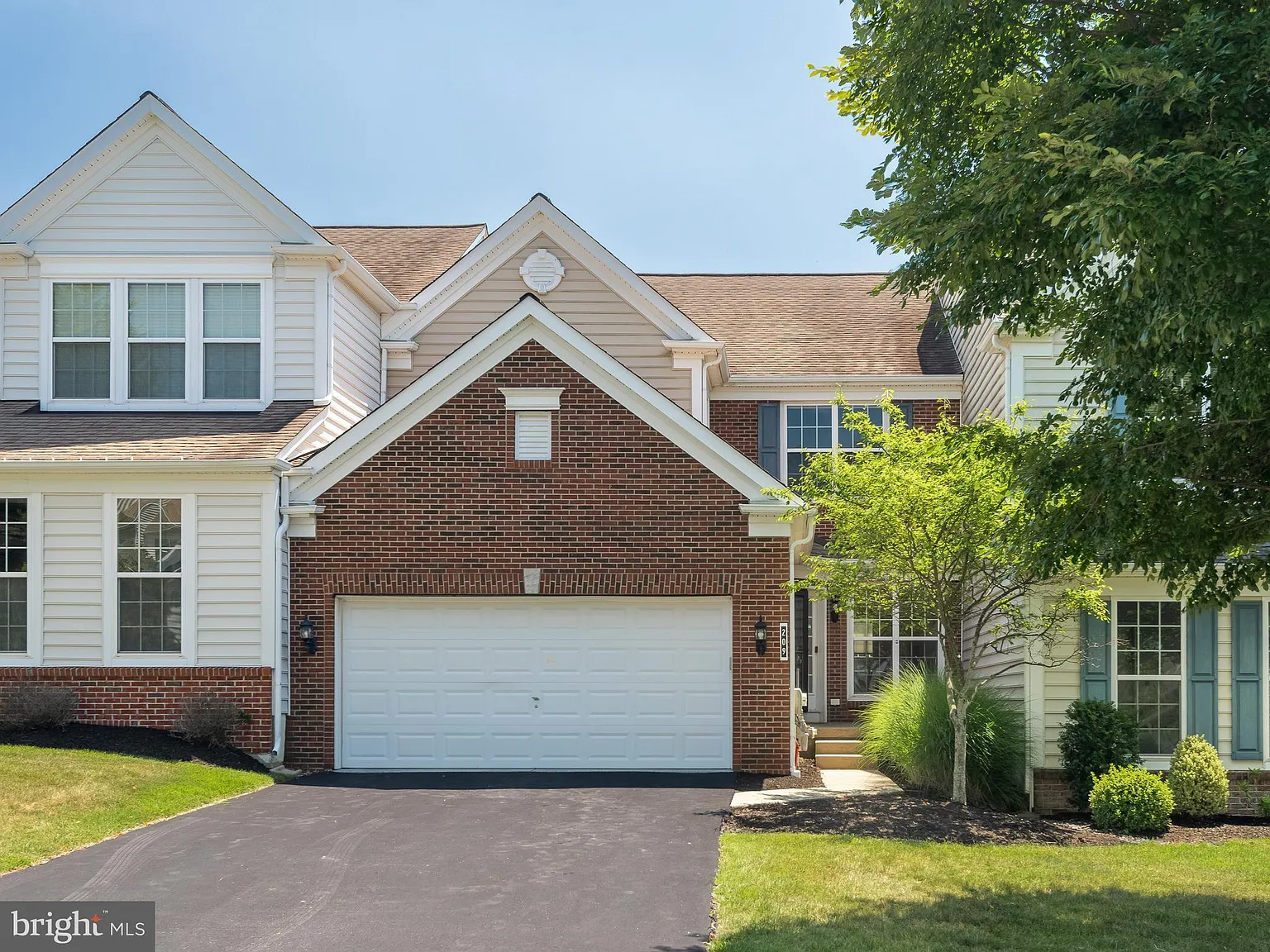 3 bed, 3.5 bath, 3099 sqft, $3,300 — Photo 2