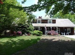 29 Hackberry Ln, Holbrook, NY 11741