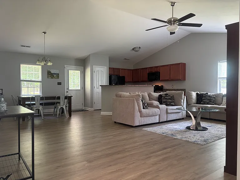 213 Molly Ct — Photo 2