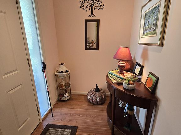 4th image of 615 Clarendon Pl