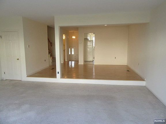 4th image of 51 Canterbury Ln