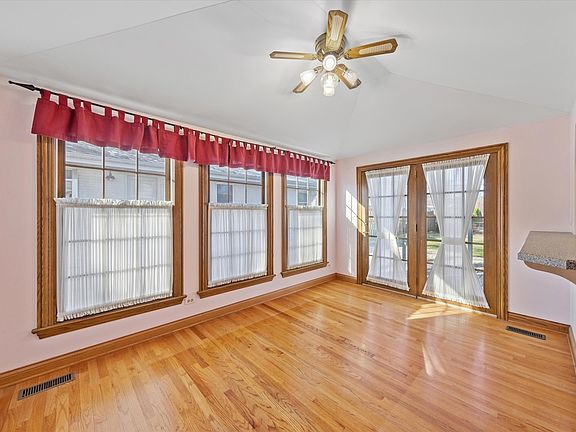 4th image of 936 S Stone Ave