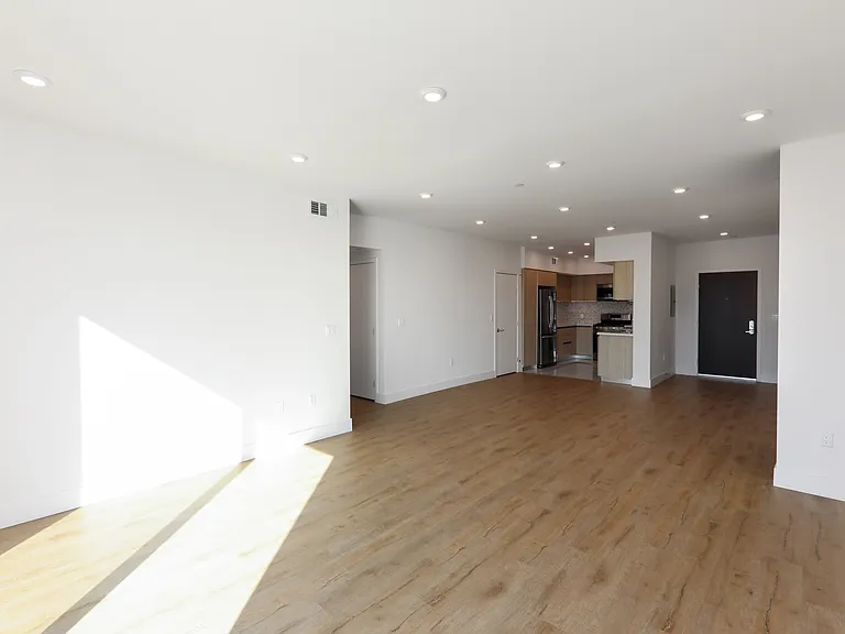 1070 S Holt Ave — Photo 15