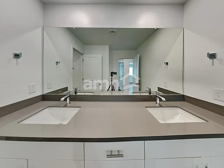 17154 W Golden Ln — Photo 19