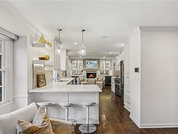 3rd image of 1901 W 69th St
