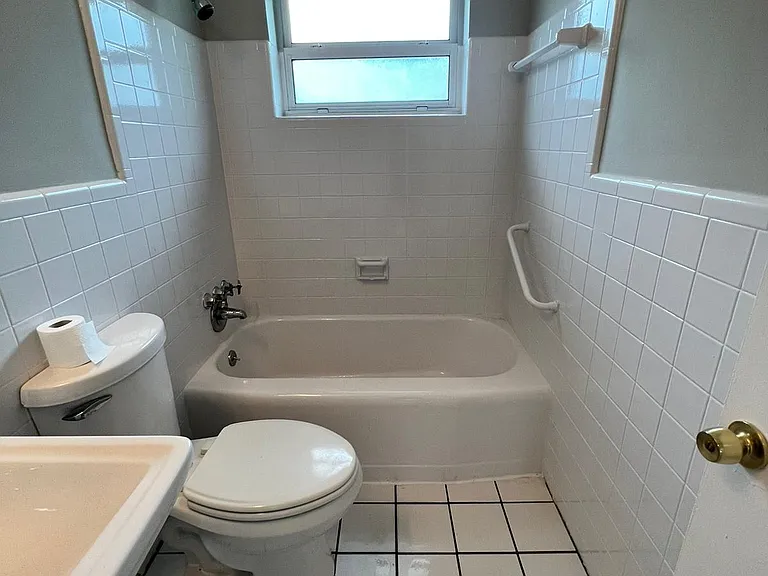 3660 NE 12th Ter — Photo 14