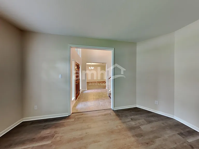 501 Falcon Lake Dr — Photo 4