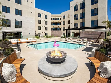 Rae On Sunset - Tour