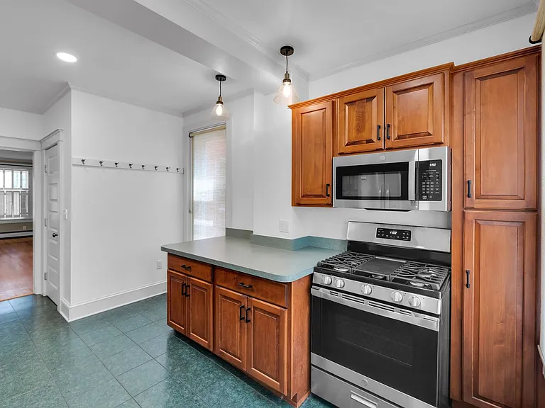 42 E Wall St — Photo 8