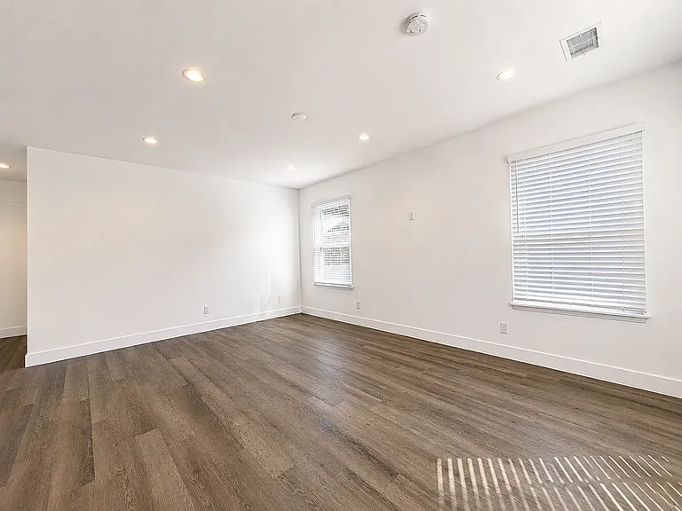 10946 Wagner St — Photo 2