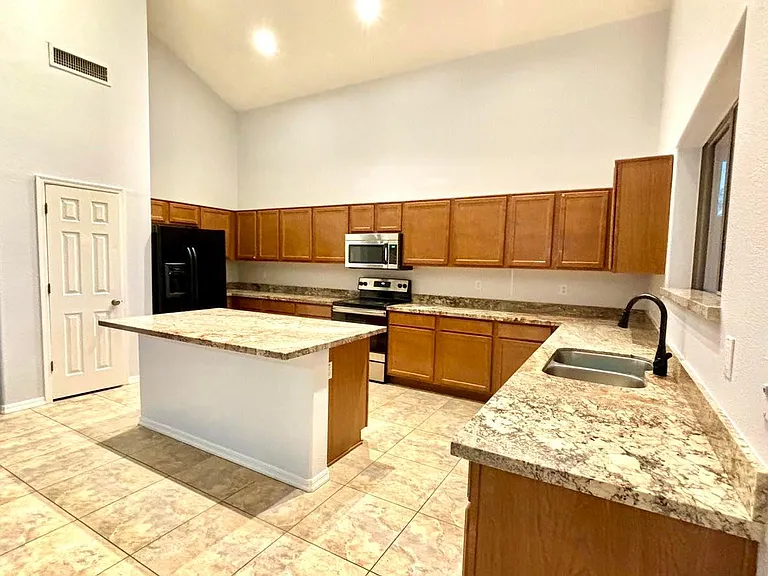 View of the kitchen from the dinningroom